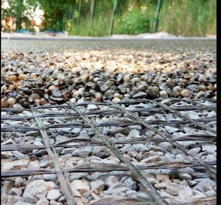 Malla para reforzar la alfombra de piedra.